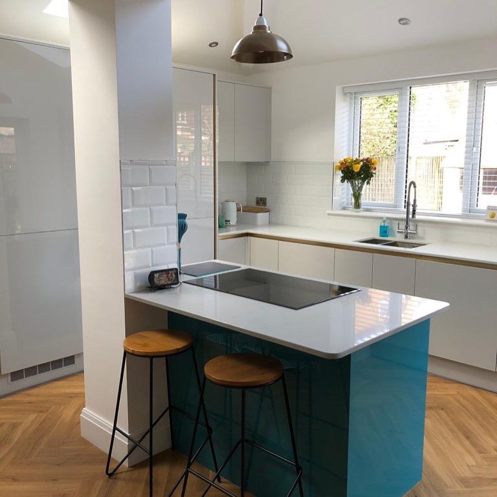White Wren kitchen with a teal island and bar stools